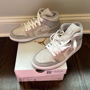 Never worn! Womens Air Jordan 1Mid SE. Size 6